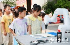 孩子们利用AI进修机答题；拆载的“黑科技”